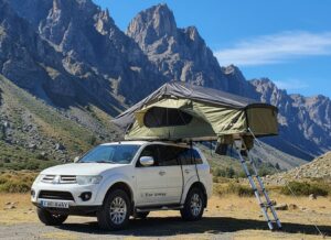 Namiot dachowy mont blanc zamontowany na samochodzie w górach