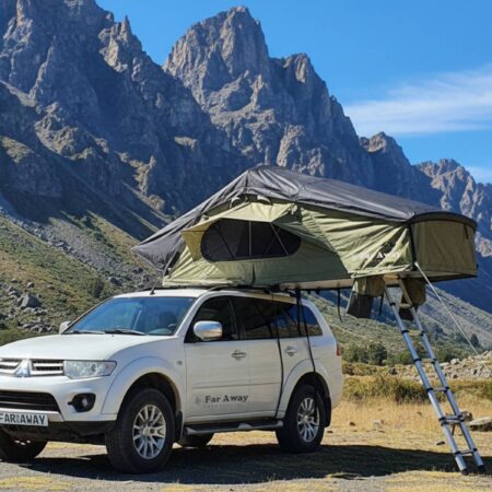 Namiot dachowy mont blanc zamontowany na samochodzie w górach