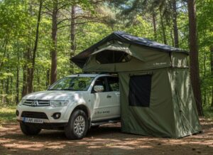 Namiot dachowy z przedsionkiem Mont Blanc w kolorze zielonym.