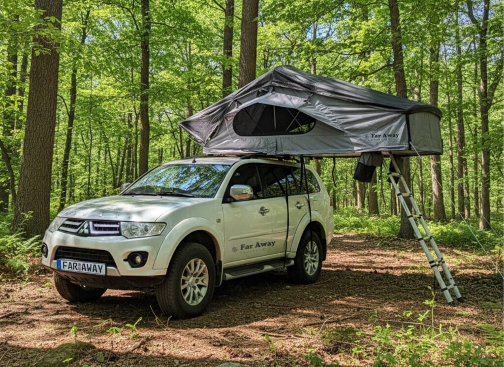 Namiot dachowy mont blanc zamontowany na samochodzie w scenerii leśnej