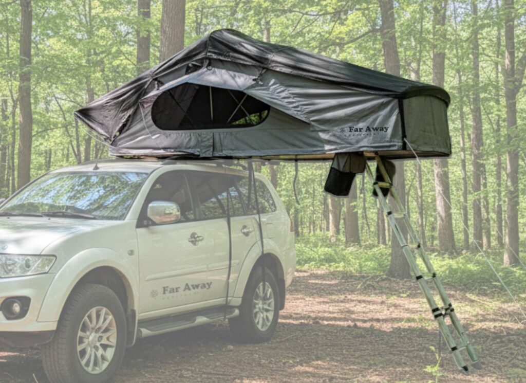 Namiot dachowy mont blanc zamontowany na samochodzie w scenerii leśnej