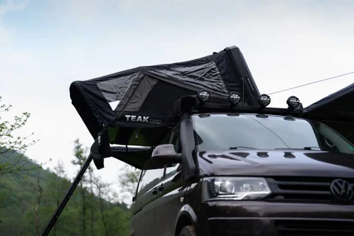 Namiot dachowy Teak rozłożony na aucie SUV