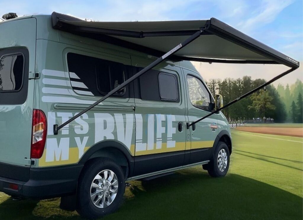 Markiza samochodowa Sport VAN 250 rozłożona na kampervanie na kempingu