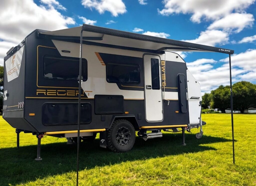 Markiza samochodowa Sport VAN 250 na przyczepie na łące